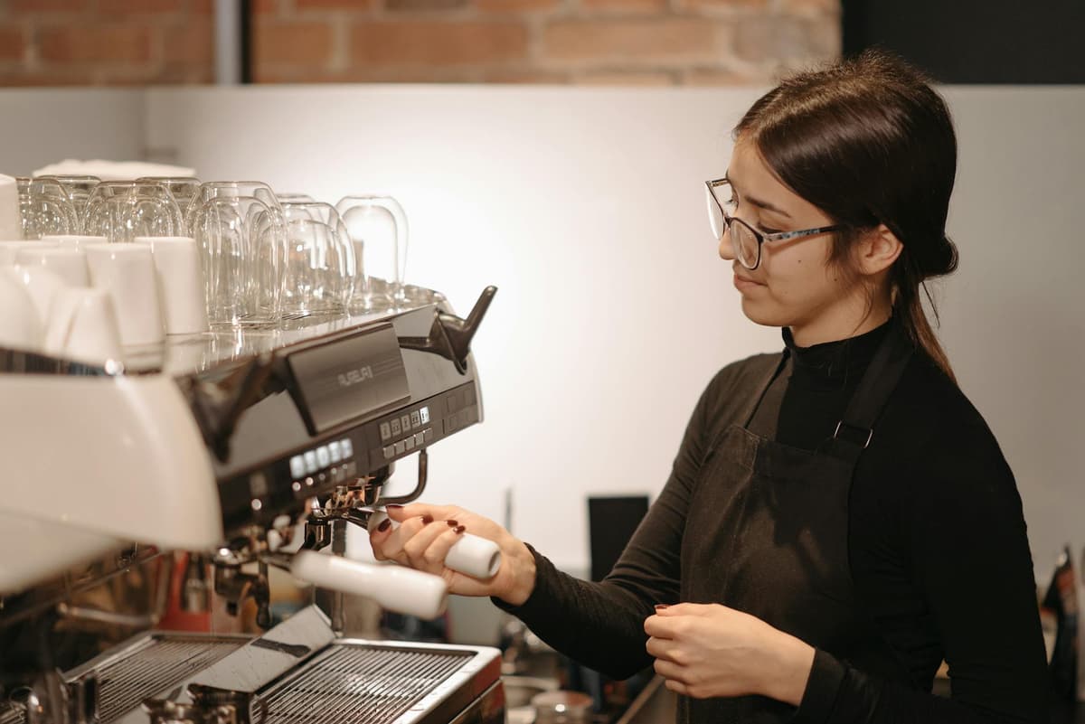 Tips Melamar Kerja Barista 2026: Strategi Lolos Seleksi dan Skill yang Dicari