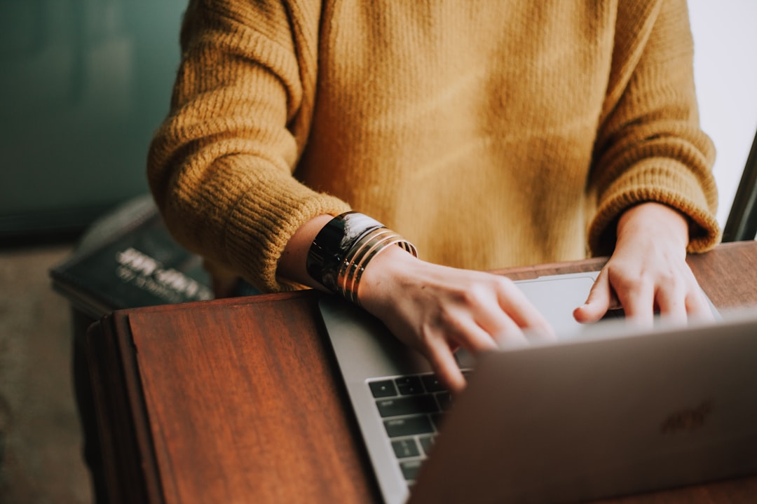 Ilustrasi: Person using laptop computer