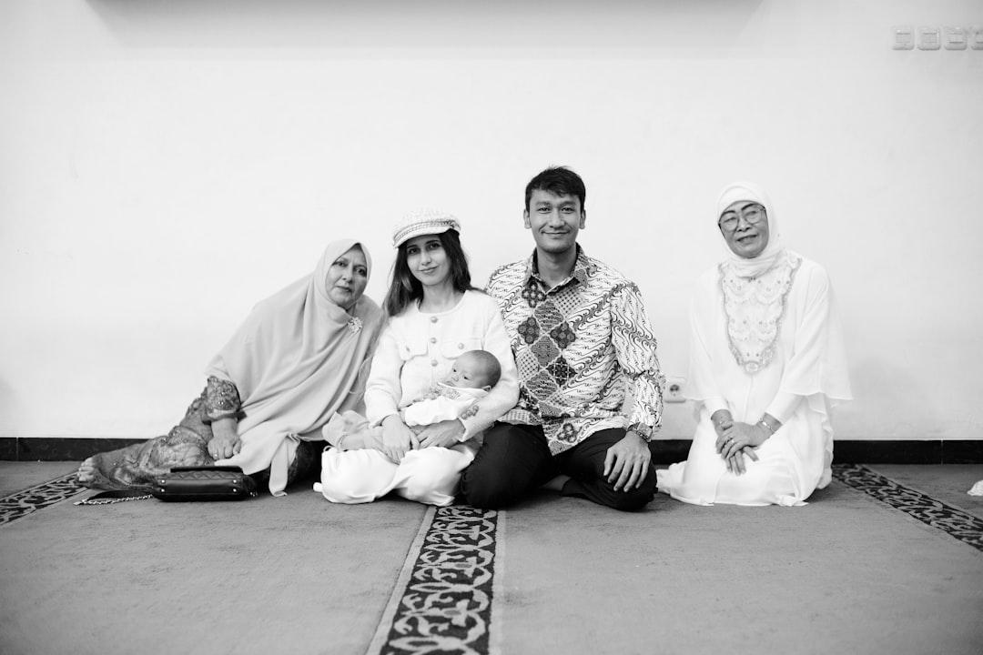 Ilustrasi: A black and white photo of a family posing for a picture