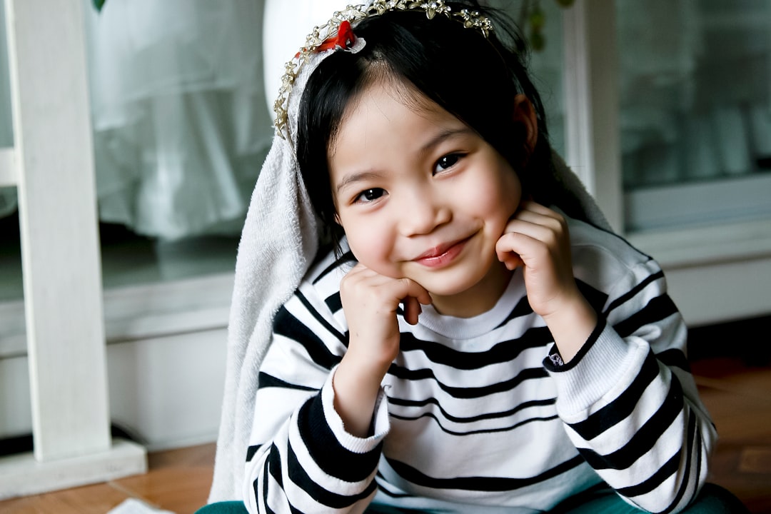 Ilustrasi: Girl in white and black sweater taking photo