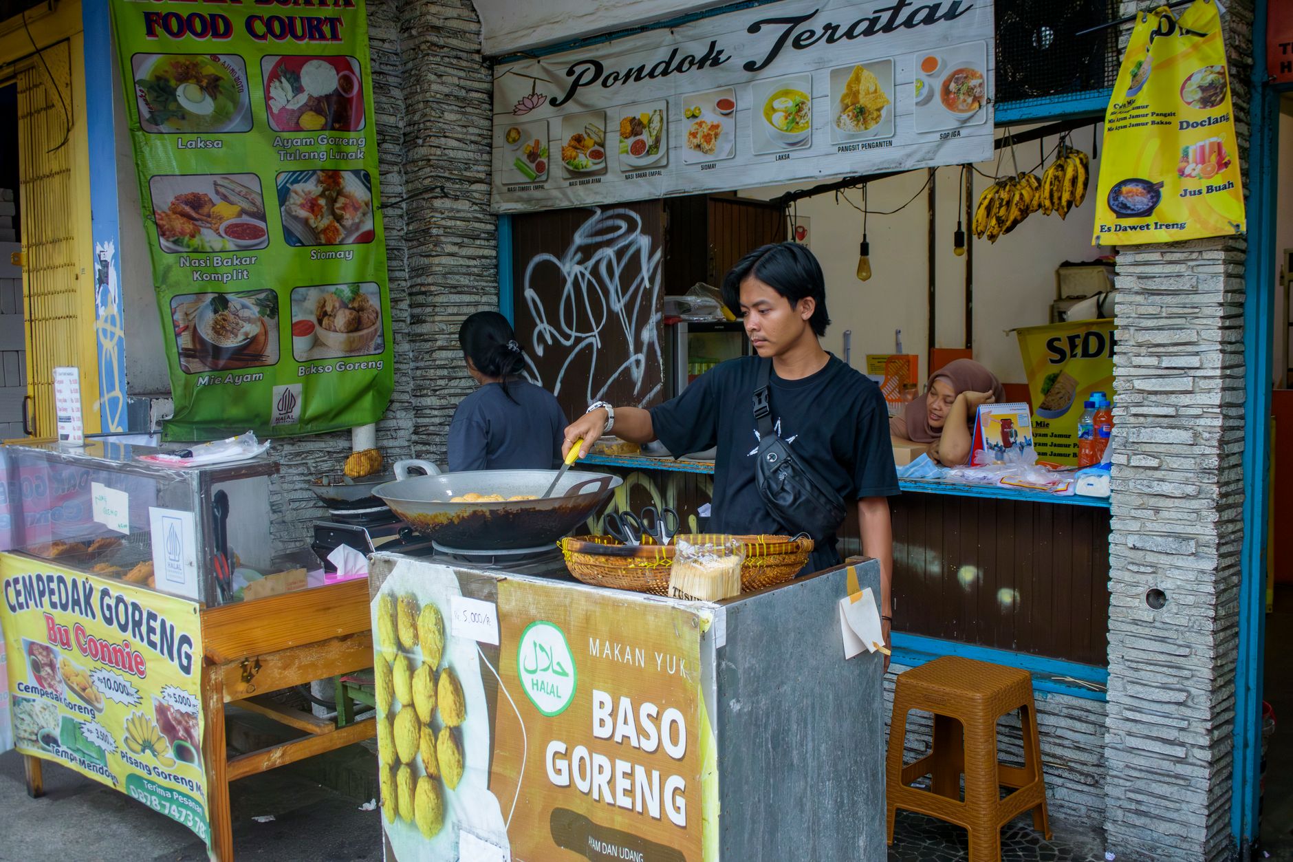 Ilustrasi: Street food vendor preparing bakso goreng at a food stall in Bogor, West Java, Indonesia.