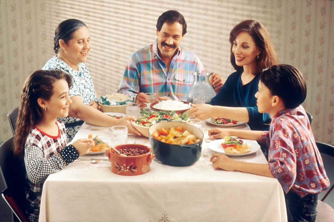 Ilustrasi: Group of person eating indoors