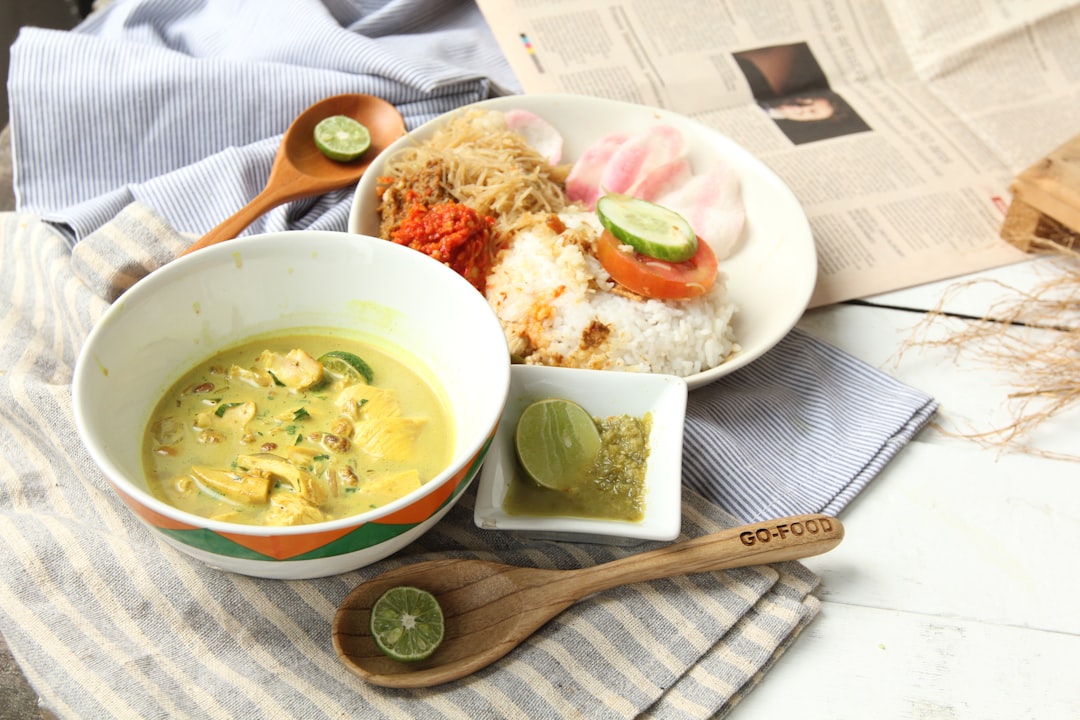 Ilustrasi: Dish in white ceramic bowl