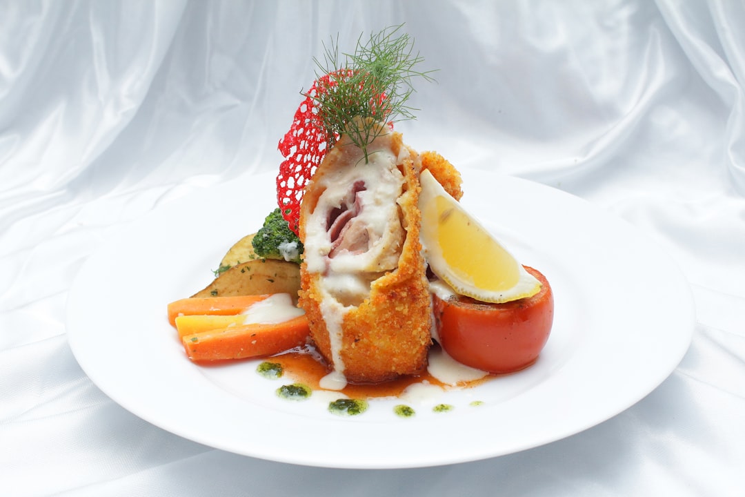 Foto sepiring Chicken Cordon Bleu dan Spaghetti Carbonara yang lezat, cocok untuk hidangan keluarga.