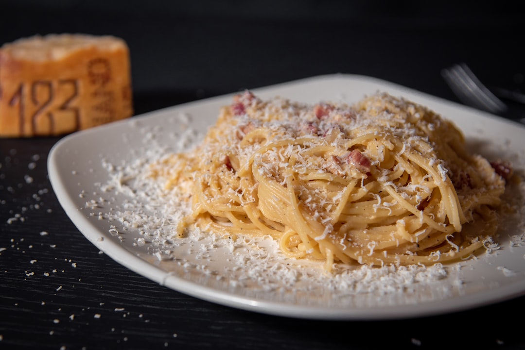 Ilustrasi: Pasta dish on white ceramic plate