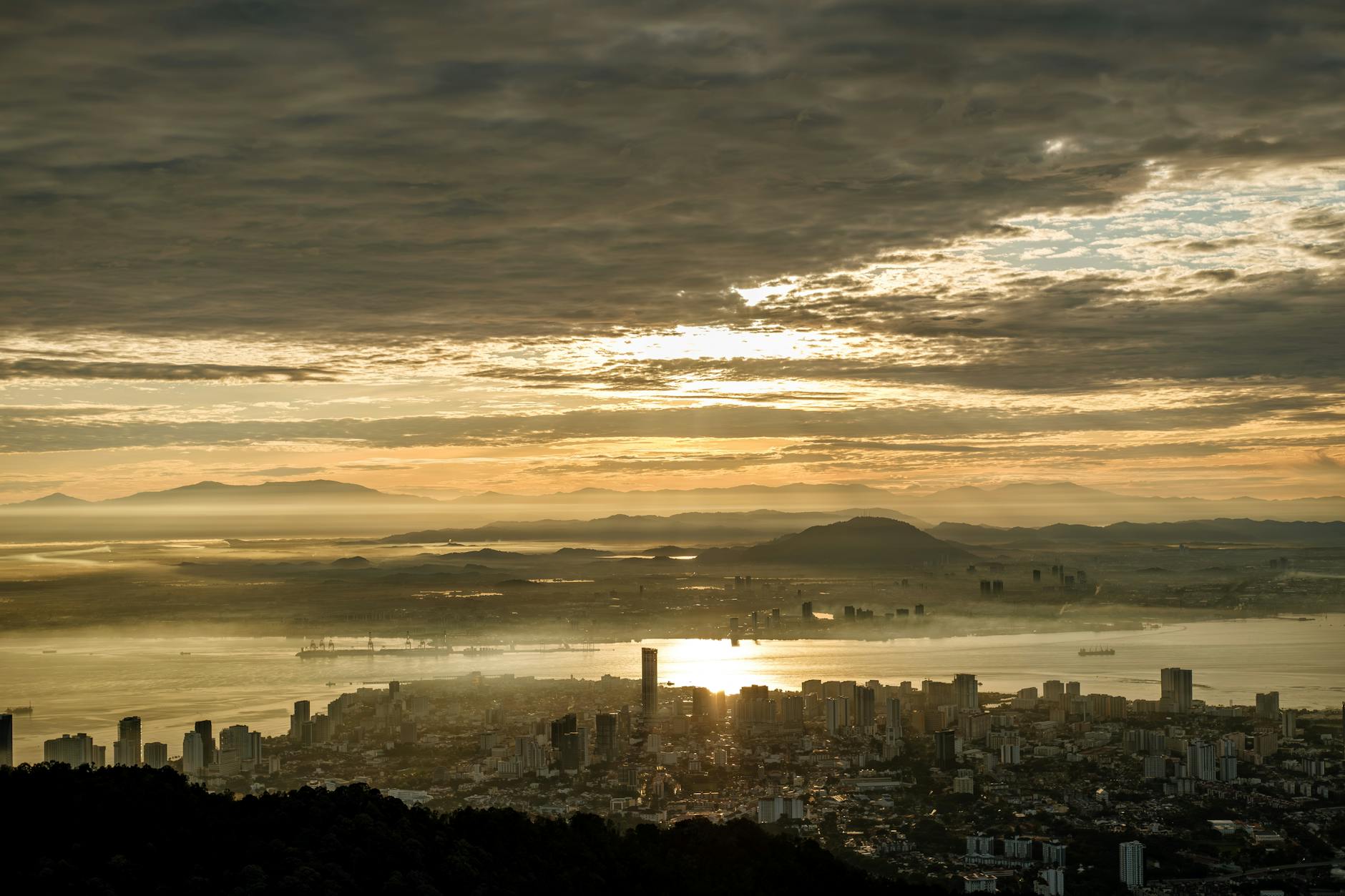 Ilustrasi: A breathtaking view of Penang's skyline with a dramatic sunset from Bukit Bendera, Malaysia.