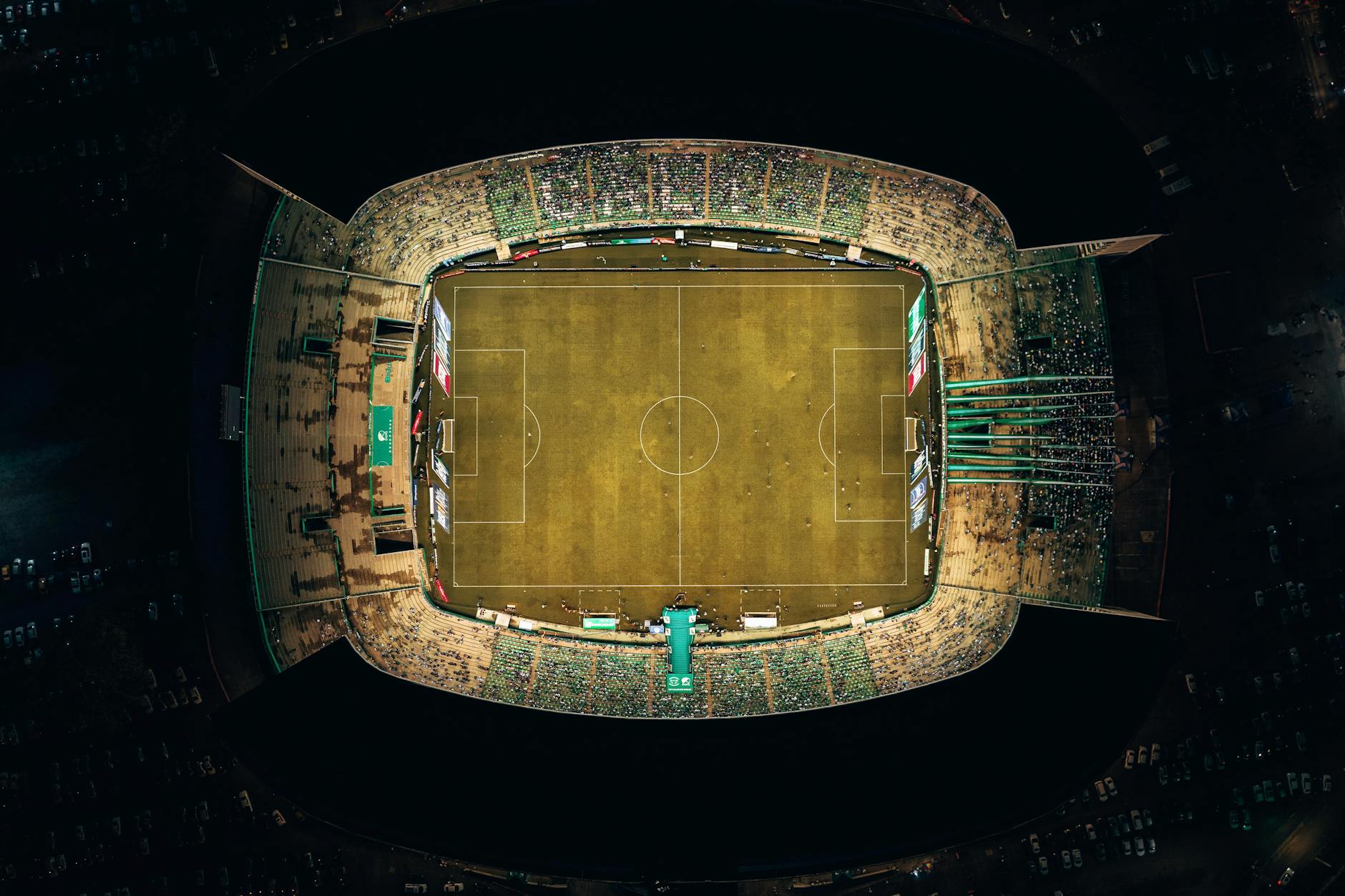 Ilustrasi: Overhead view of a well-lit sepak bola stadion malam hari in Palmira, Colombia.