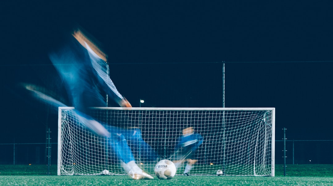 Ilustrasi: Timelapse photo of pemain sepak bola kicking ball