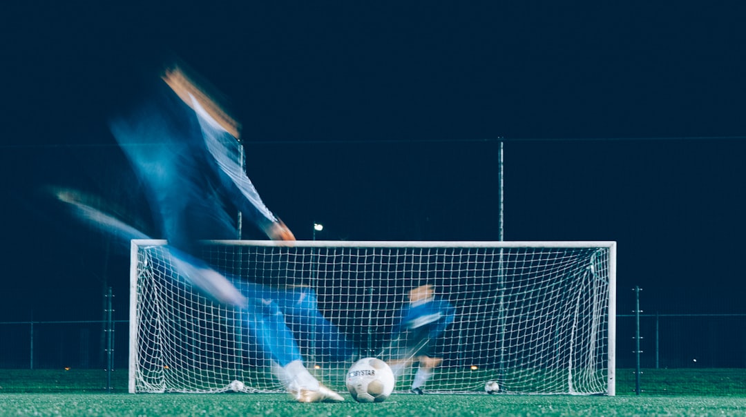 Ilustrasi: Timelapse photo of pemain sepak bola kicking ball