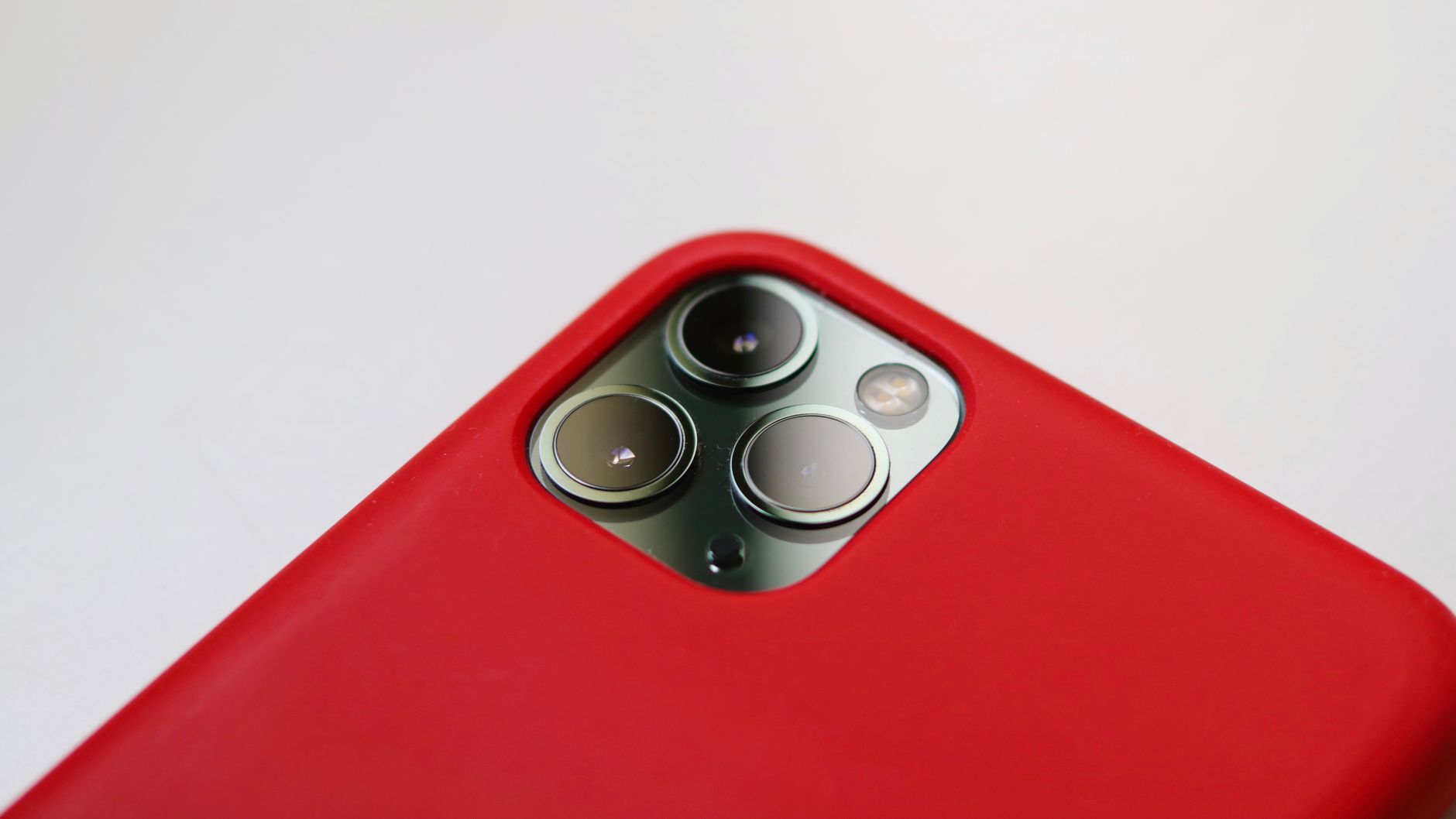 Ilustrasi: Macro shot of a smartphone camera with a red case, highlighting lens detail.