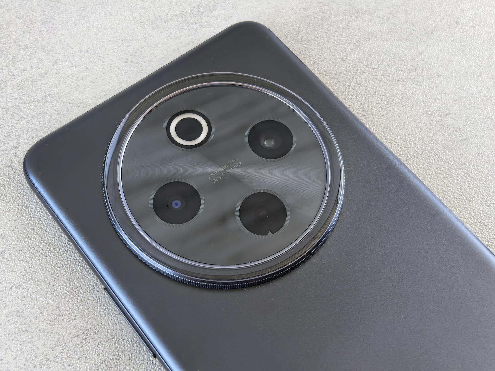 Ilustrasi: Detailed close-up shot of a smartphone's camera lens module with a modern design.