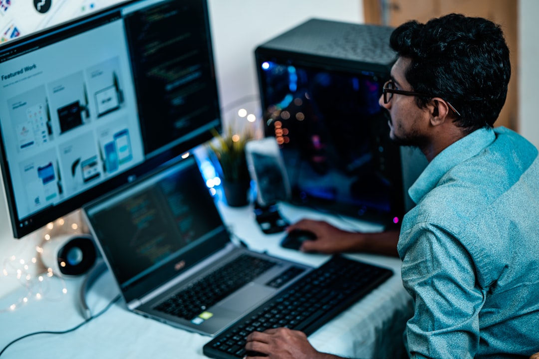 Ilustrasi: Man in blue dress shirt using computer