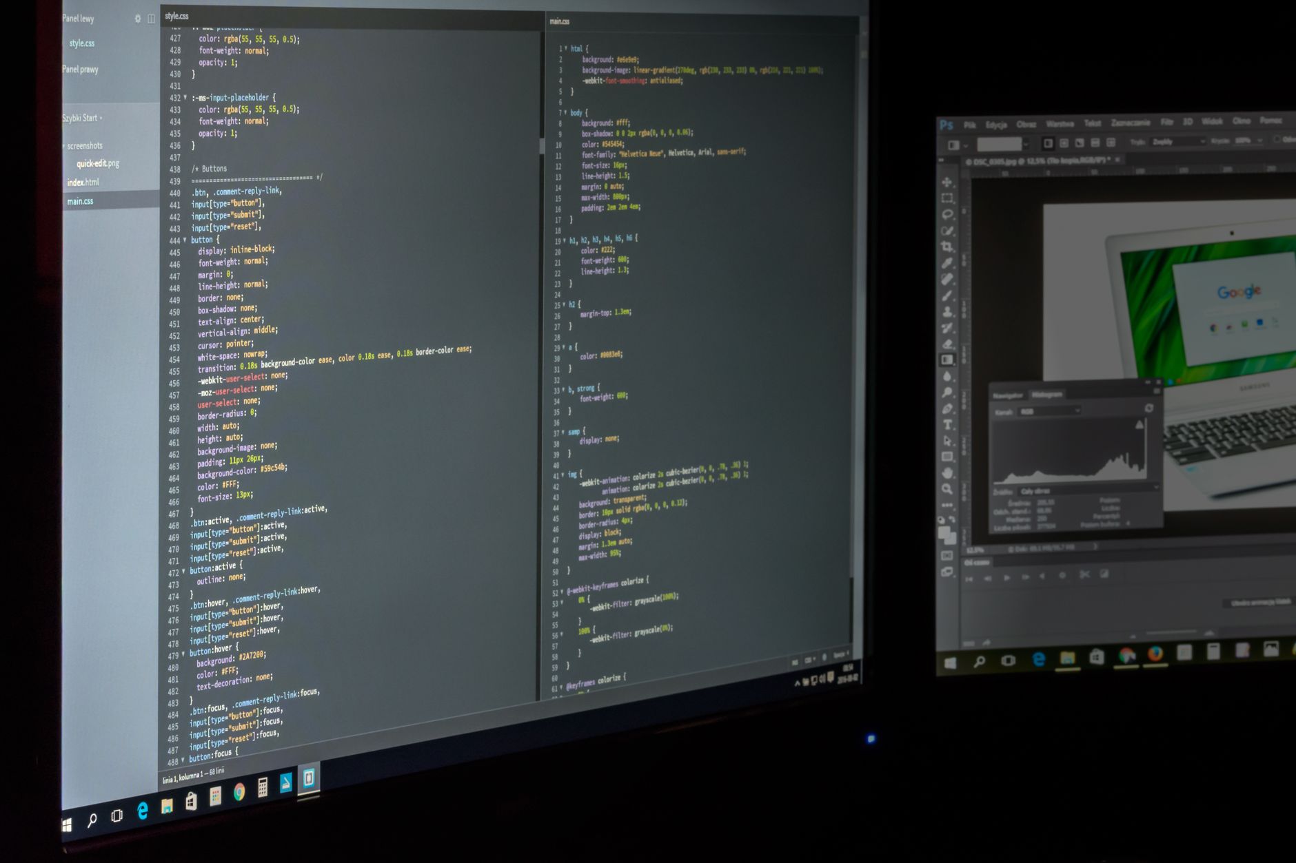 Ilustrasi: A dual screen setup showcasing programming code and image editing software.
