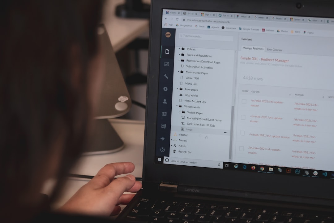 Ilustrasi: Person using black laptop computer