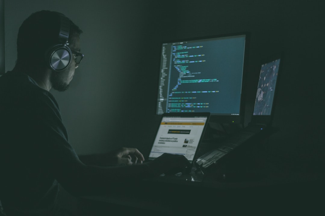 Ilustrasi: Person using laptop computers