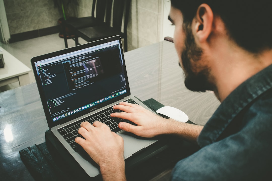 Ilustrasi: Man programming using laptop